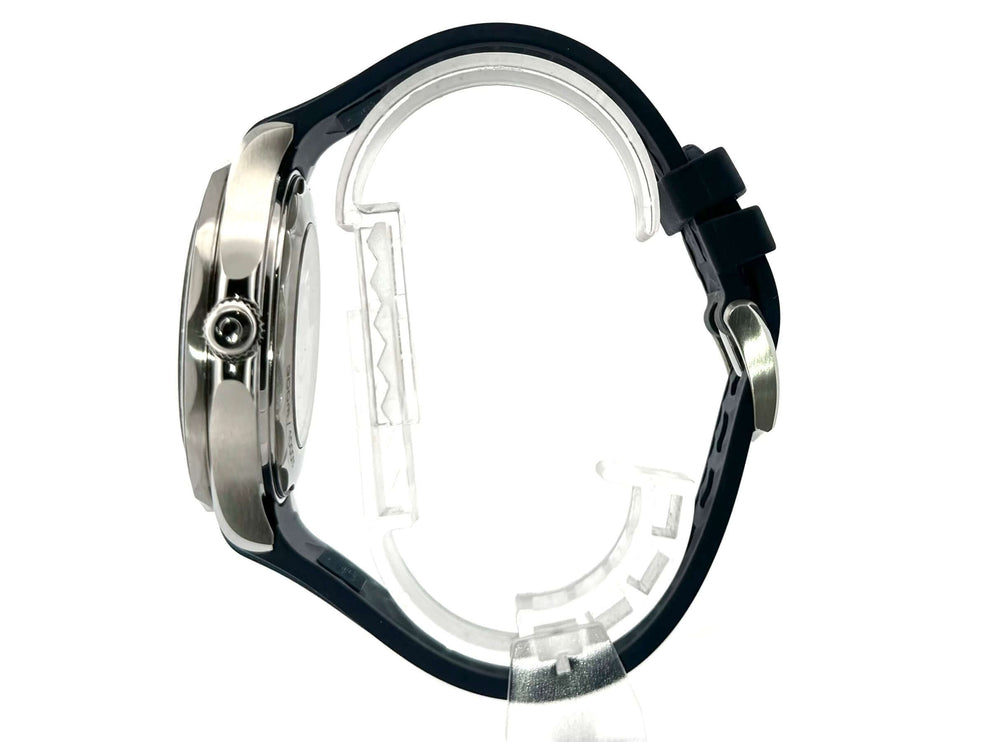 OMEGA Seamaster Diver 300M Master Chronometer Seitenansicht des Edelstahlgehäuses mit blauem Kautschukband