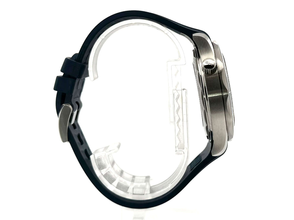 Seitenansicht der OMEGA Seamaster Diver 300M Master Chronometer Uhr mit blauem Kauschukband und Edelstahlgehäuse.