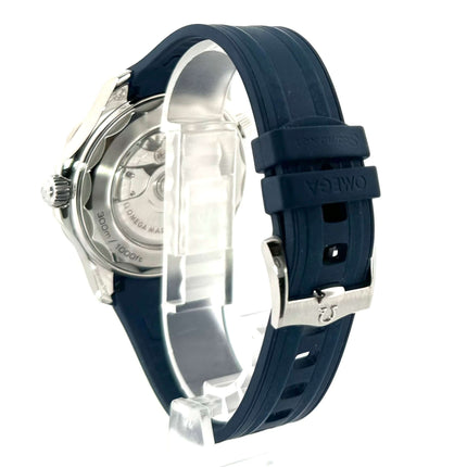 Rückansicht der OMEGA Seamaster Diver 300M Master Chronometer mit blauem Kautschukband und Dornschließe.