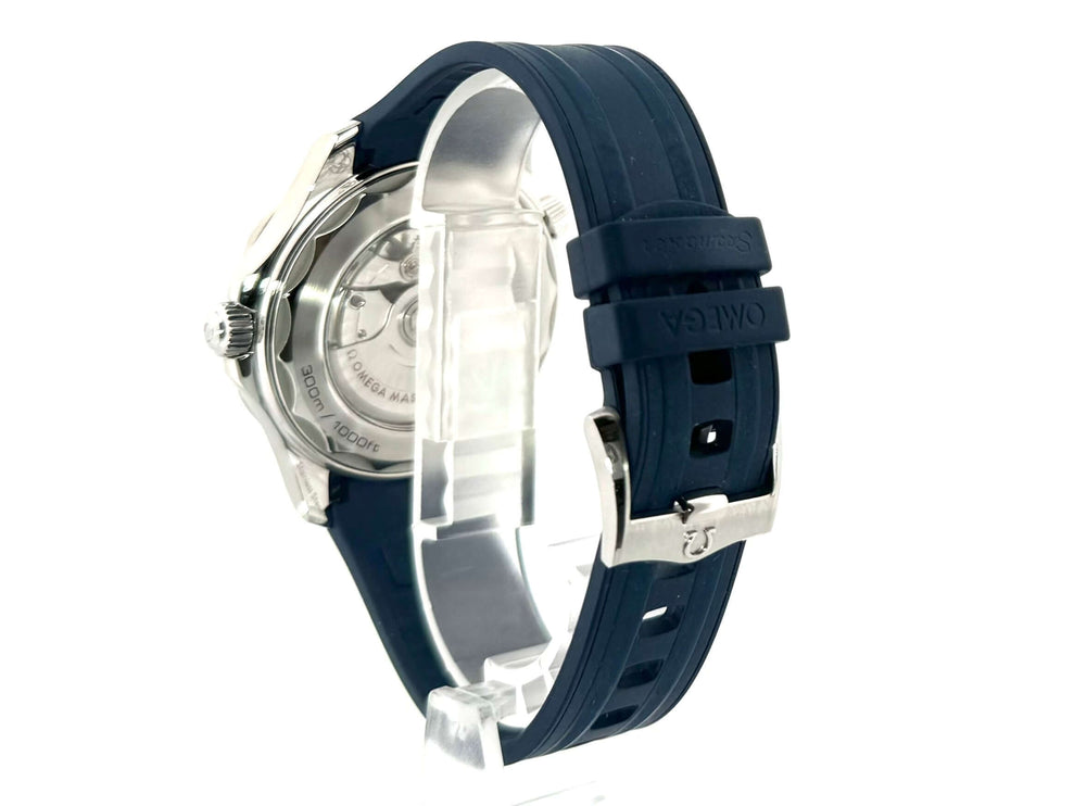Rückansicht der OMEGA Seamaster Diver 300M Master Chronometer mit blauem Kautschukband und Dornschließe.