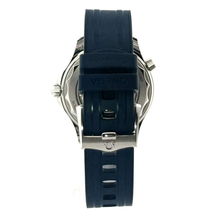 OMEGA Seamaster Diver 300M mit blauem Kautschukband, Rückansicht des Edelstahlgehäuses, Referenz 210.32.42.20.03.001