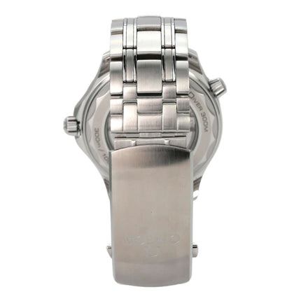 Rückansicht der OMEGA Seamaster Diver 300M 210.30.42.20.01.001 mit Edelstahlband und Faltschließe