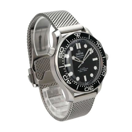 OMEGA Seamaster Diver 300M Master Chronometer 210.30.42.20.01.010 mit Milanaise-Armband und schwarzem Zifferblatt.