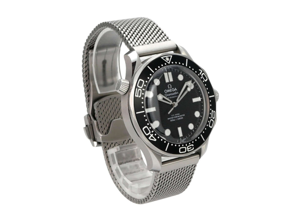 OMEGA Seamaster Diver 300M Master Chronometer 210.30.42.20.01.010 mit Milanaise-Armband und schwarzem Zifferblatt.