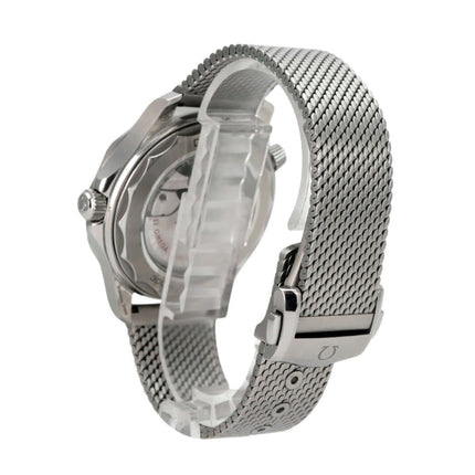 OMEGA Seamaster Diver 300M Master Chronometer 210.30.42.20.01.010 mit Milanaise-Armband seitliche Ansicht