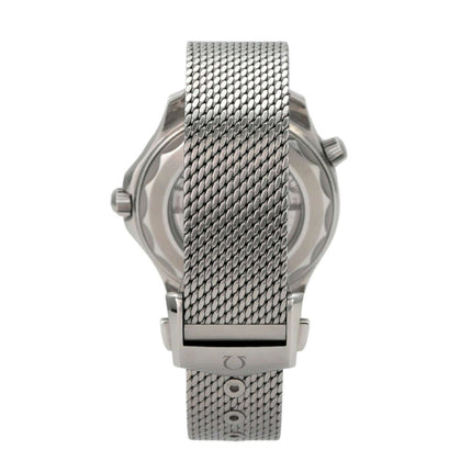 Rückansicht des OMEGA Seamaster Diver 300M Master Chronometer 210.30.42.20.01.010 mit Milanaise-Armband.