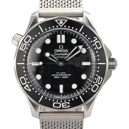 OMEGA Seamaster Diver 300 M Master Chronometer 210.30.42.20.01.010 mit schwarzem Zifferblatt und Milanaise-Armband
