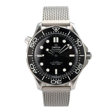 OMEGA Seamaster Diver 300 M Master Chronometer 210.30.42.20.01.010 mit schwarzem Zifferblatt und Milanaise-Armband.