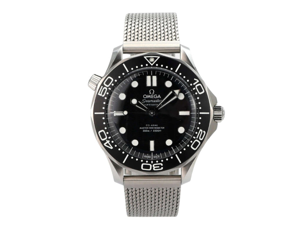 OMEGA Seamaster Diver 300 M Master Chronometer 210.30.42.20.01.010 mit schwarzem Zifferblatt und Milanaise-Armband.