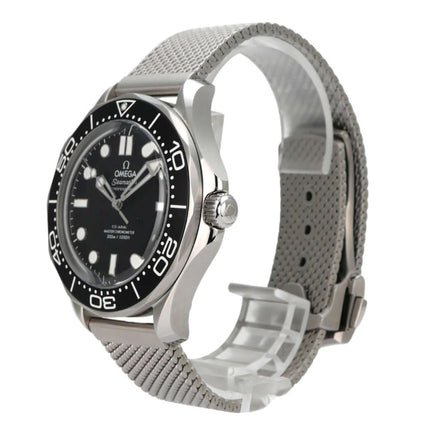 OMEGA Seamaster Diver 300 M Master Chronometer 210.30.42.20.01.010 mit schwarzem Zifferblatt und Milanaise-Armband.