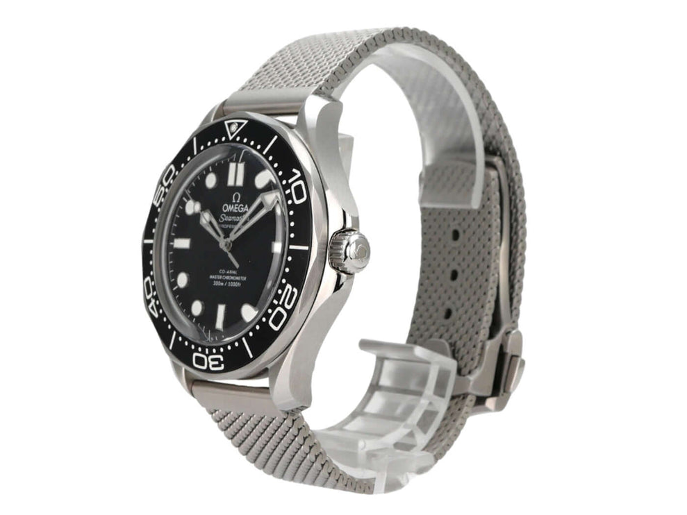 OMEGA Seamaster Diver 300 M Master Chronometer 210.30.42.20.01.010 mit schwarzem Zifferblatt und Milanaise-Armband.