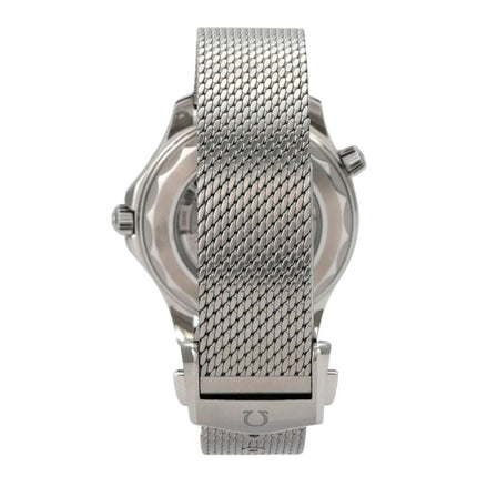 Rückansicht des OMEGA Seamaster Diver 300 M Master Chronometer 210.30.42.20.01.010 mit Milanaise-Armband.