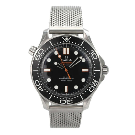 OMEGA Seamaster Diver 300M Master Chronometer 210.30.42.20.01.018 Edelstahl-Uhr mit schwarzem Zifferblatt und Milanaise-Armband.