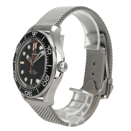 OMEGA Seamaster Diver 300M Master Chronometer 210.30.42.20.01.018 mit Edelstahl-Lünette und Milanaise-Armband.
