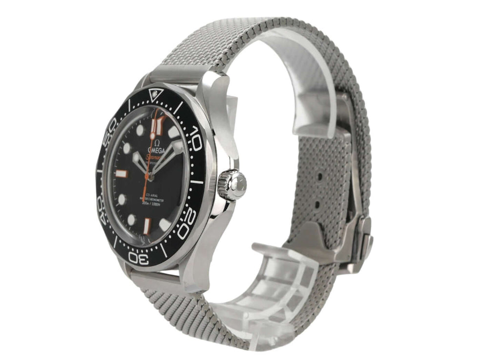 OMEGA Seamaster Diver 300M Master Chronometer 210.30.42.20.01.018 mit Edelstahl-Lünette und Milanaise-Armband.