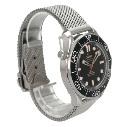 OMEGA Seamaster Diver 300M Master Chronometer 210.30.42.20.01.018 mit schwarzem Zifferblatt und Milanaise-Armband.