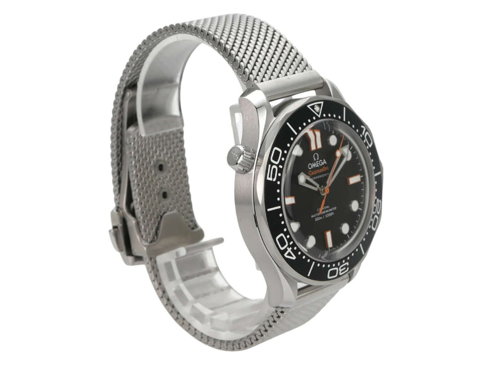 OMEGA Seamaster Diver 300M Master Chronometer 210.30.42.20.01.018 mit schwarzem Zifferblatt und Milanaise-Armband.