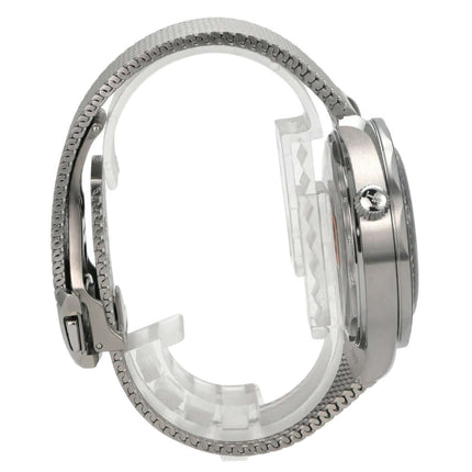 Seitenansicht des OMEGA Seamaster Diver 300M Master Chronometer 210.30.42.20.01.018 mit Milanaise-Armband.