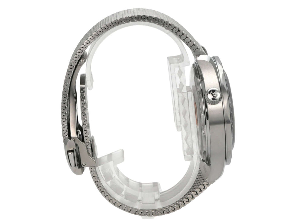 Seitenansicht des OMEGA Seamaster Diver 300M Master Chronometer 210.30.42.20.01.018 mit Milanaise-Armband.