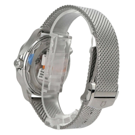 Details des OMEGA Seamaster Diver 300M Master Chronometer 210.30.42.20.01.018 mit Milanaise-Armband und Edelstahlgehäuse.