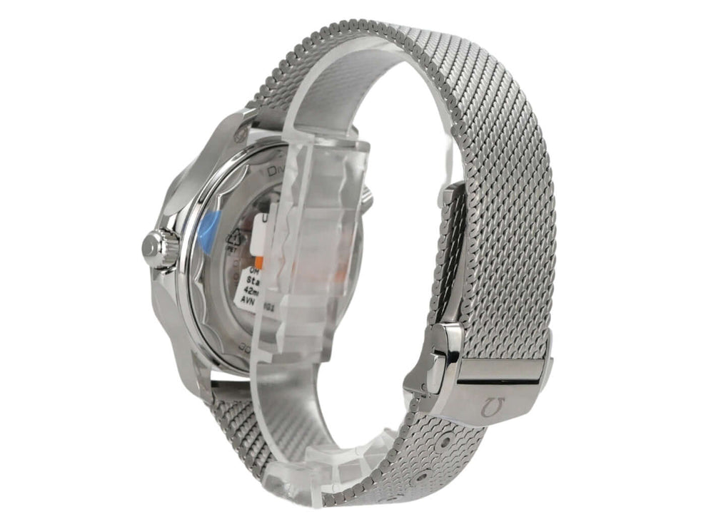 Details des OMEGA Seamaster Diver 300M Master Chronometer 210.30.42.20.01.018 mit Milanaise-Armband und Edelstahlgehäuse.