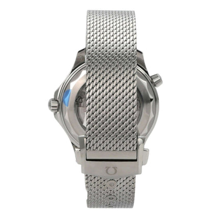 Rückansicht des OMEGA Seamaster Diver 300M Master Chronometer 210.30.42.20.01.018 mit Milanaise-Armband.