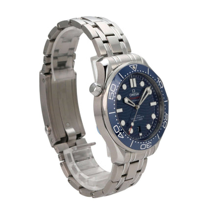 OMEGA Seamaster Diver 300M Master Chronometer 210.30.42.20.03.001 mit blauem Zifferblatt und Edelstahlarmband.