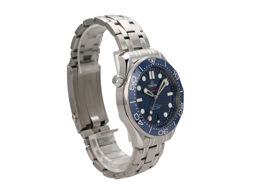 OMEGA Seamaster Diver 300M Master Chronometer 210.30.42.20.03.001 mit blauem Zifferblatt und Edelstahlarmband.