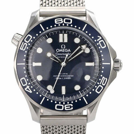 OMEGA Seamaster Diver 300M James Bond 60th 210.30.42.20.03.002 Edelstahl Uhr mit blauem Zifferblatt und Milanaise-Armband.