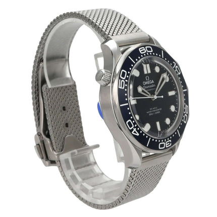 OMEGA Seamaster Diver 300M James Bond 60th 210.30.42.20.03.002 in Edelstahl mit Milanaise-Armband und blauem Zifferblatt