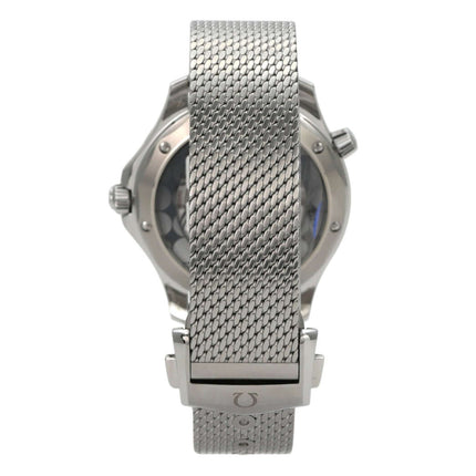 Rückansicht des OMEGA Seamaster Diver 300M James Bond 60th 210.30.42.20.03.002 mit Milanaise-Armband