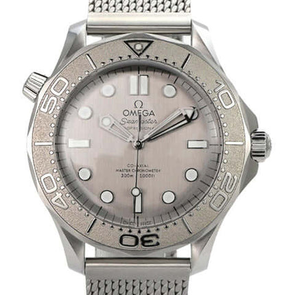 OMEGA Seamaster Diver 300 M Master Chronometer 210.30.42.20.06.002 mit grauem Zifferblatt und Milanaise-Armband.