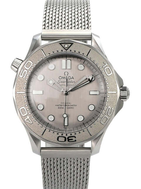 OMEGA Seamaster Diver 300 M Master Chronometer 210.30.42.20.06.002 mit grauem Zifferblatt und Milanaise-Armband.