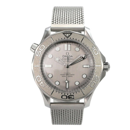 OMEGA Seamaster Diver 300 M Master Chronometer 210.30.42.20.06.002 mit grauem Zifferblatt und Milanaise-Armband.