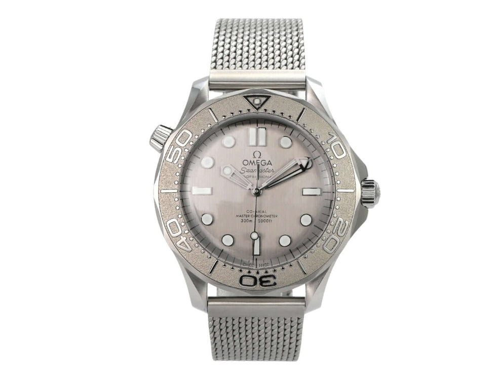 OMEGA Seamaster Diver 300 M Master Chronometer 210.30.42.20.06.002 mit grauem Zifferblatt und Milanaise-Armband.