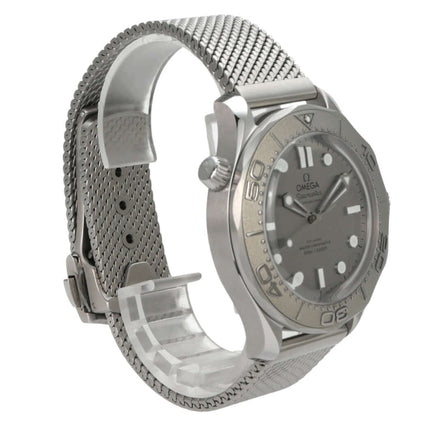 OMEGA Seamaster Diver 300 M Master Chronometer 210.30.42.20.06.002 mit Milanaise-Armband und grauem Zifferblatt.