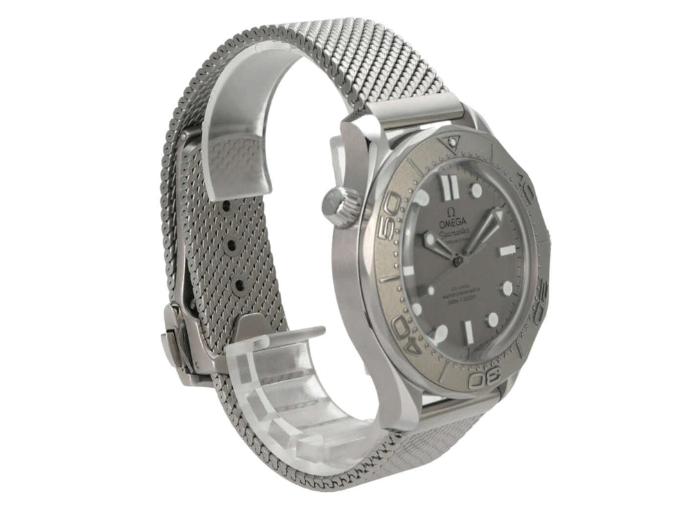 OMEGA Seamaster Diver 300 M Master Chronometer 210.30.42.20.06.002 mit Milanaise-Armband und grauem Zifferblatt.