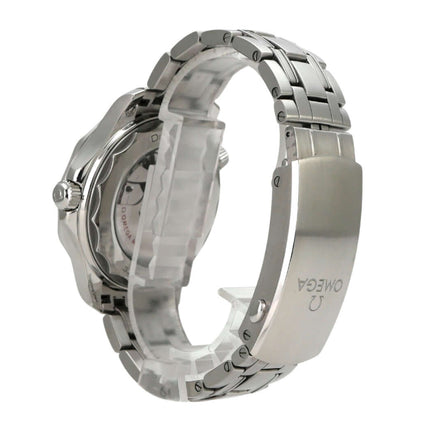 Detailaufnahme des OMEGA Seamaster Diver 300M Master Chronometer 210.30.42.20.10.001 mit Edelstahlband.