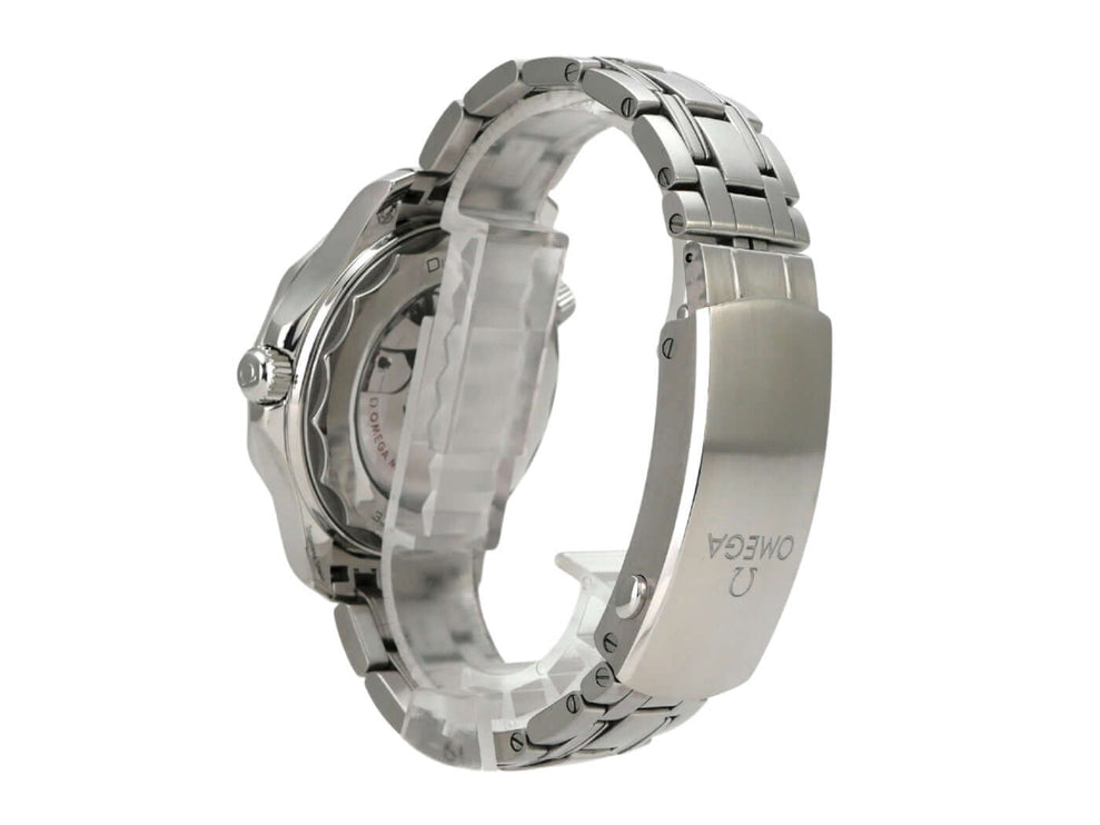 Detailaufnahme des OMEGA Seamaster Diver 300M Master Chronometer 210.30.42.20.10.001 mit Edelstahlband.