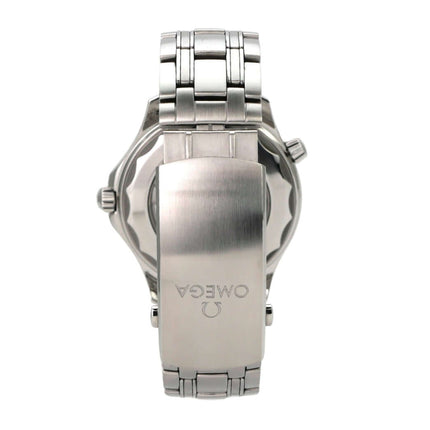 Rückansicht des OMEGA Seamaster Diver 300M Master Chronometer 210.30.42.20.10.001 mit Edelstahlband