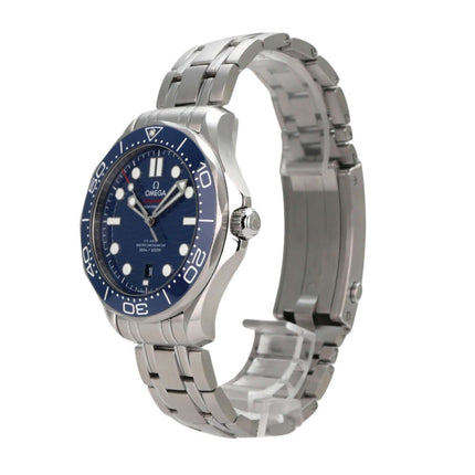OMEGA Seamaster Diver 300M Master Chronometer 210.32.42.20.03.001 mit blauem Zifferblatt und Edelstahlarmband.