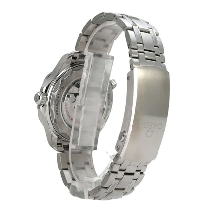 Detailansicht der Rückseite der OMEGA Seamaster Diver 300M Master Chronometer 210.32.42.20.03.001 mit Edelstahlarmband.