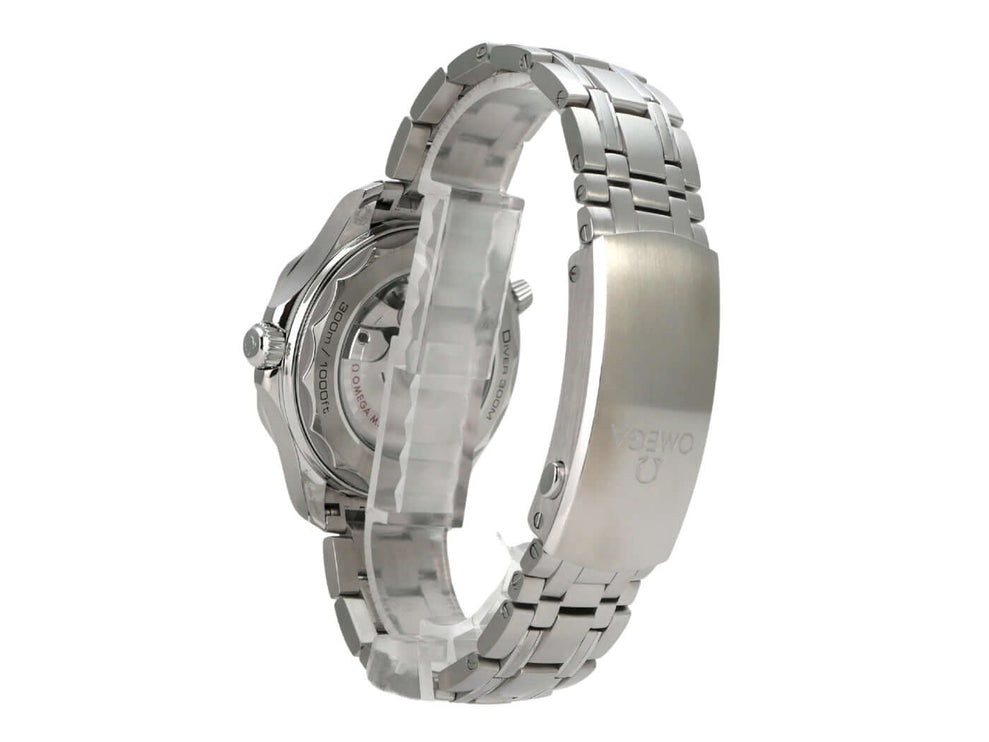 Detailansicht der Rückseite der OMEGA Seamaster Diver 300M Master Chronometer 210.32.42.20.03.001 mit Edelstahlarmband.
