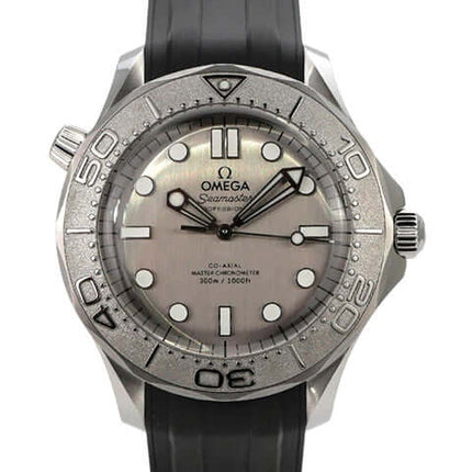 OMEGA Seamaster Diver 300M Automatik Uhr, 42mm Edelstahlgehäuse, graues Zifferblatt, Kautschukarmband, Leuchtindizes.