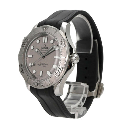 OMEGA Seamaster Diver 300M Master Chronometer mit grauem Zifferblatt und schwarzem Kautschukarmband.