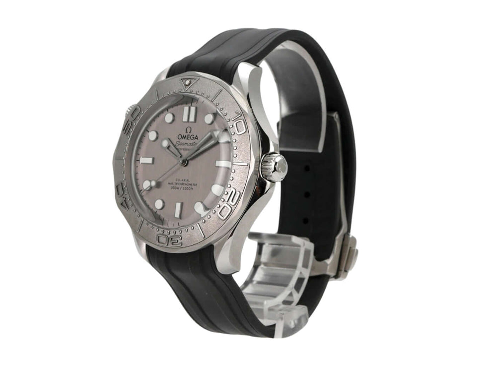 OMEGA Seamaster Diver 300M Master Chronometer mit grauem Zifferblatt und schwarzem Kautschukarmband.