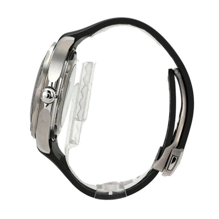 Seitenansicht der OMEGA Seamaster Diver 300M Master Chronometer mit grauem Kautschukband und Edelstahl-Gehäuse.