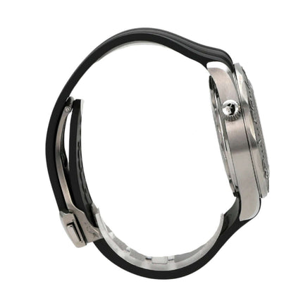 Seitenansicht der OMEGA Seamaster Diver 300M Master Chronometer mit grauem Kautschukband und Edelstahl-Gehäuse.