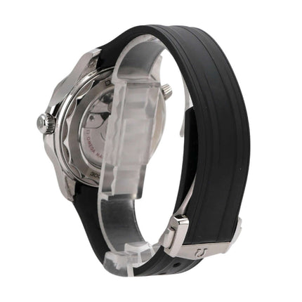 OMEGA Seamaster Diver 300M mit grauem Kautschukband, sorgfältig gestaltet mit einem robusten Edelstahlgehäuse.