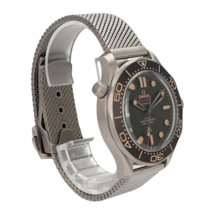 OMEGA Seamaster Diver 300M 007 Edition, Titan-Gehäuse, braunes Zifferblatt, poliertes Mesh-Armband.